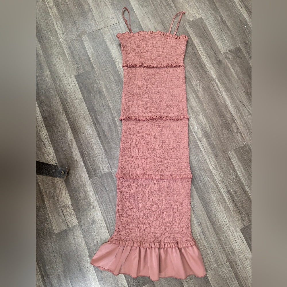MABLE revolve Rwfoemation Smocked Midi Rucged Elegant Pink Ruffle Dress Coastal - Picture 11 of 11